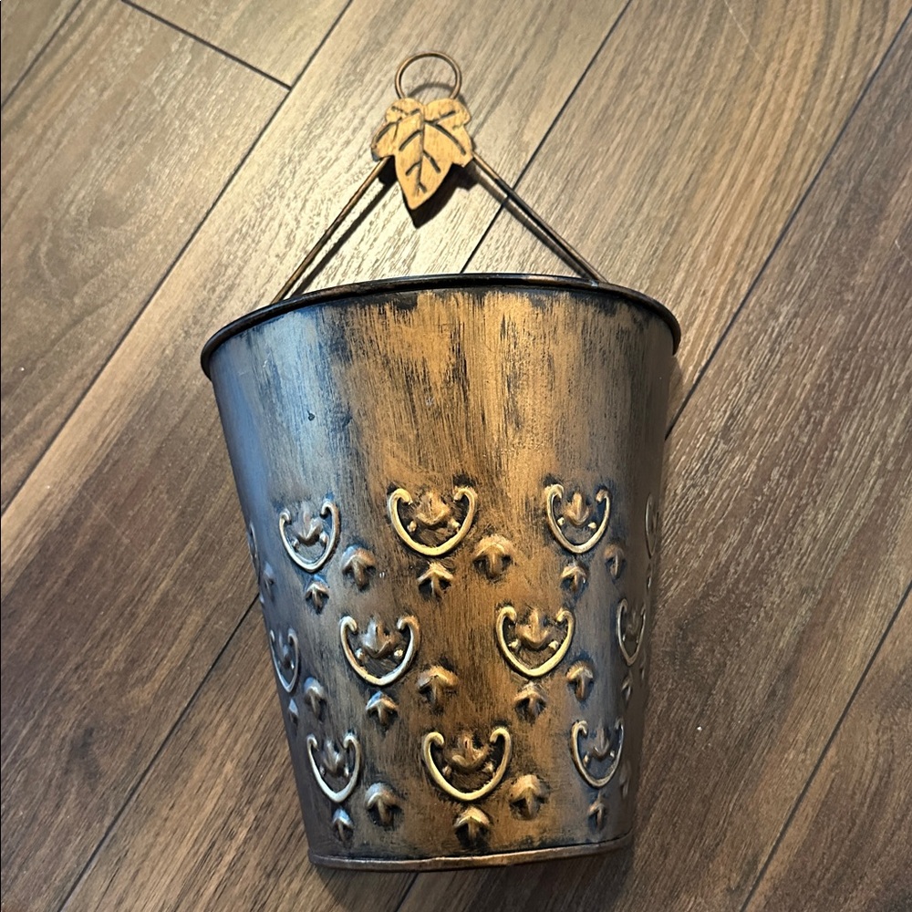 Rustic Metal Hanging Wall Basket Swirled Design Handle Garden Decor Leaf vase